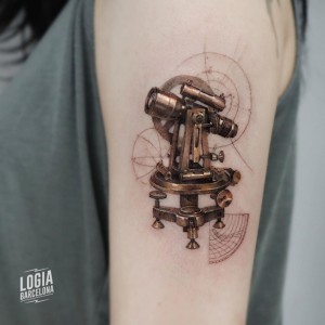 tatuaje_brazo_telescopio_microrealism_logia_barcelona_mumi_ink 